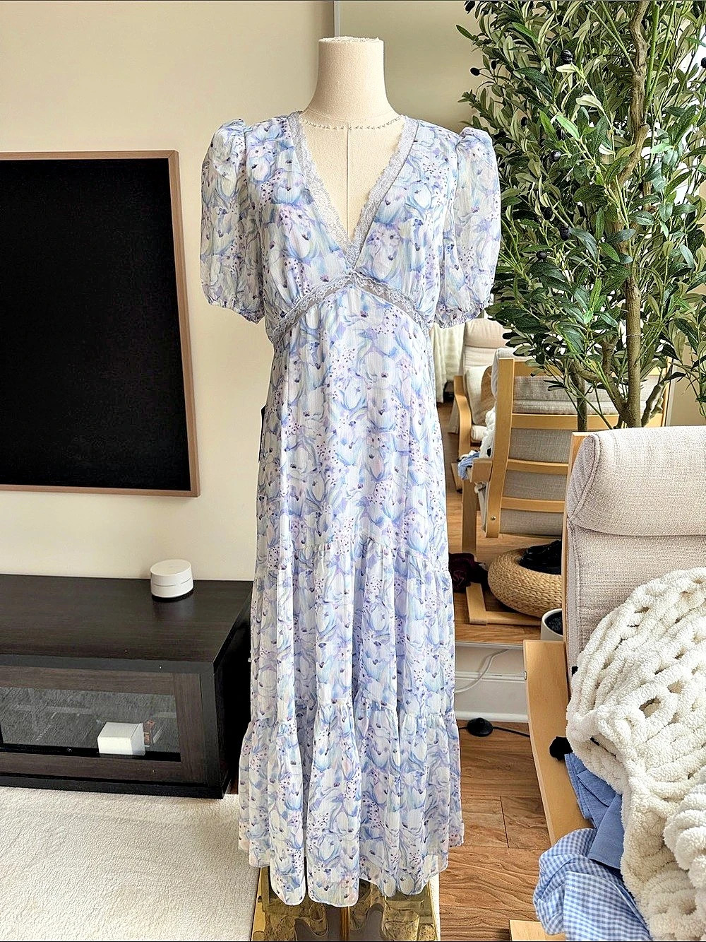 ASTR the Label Floral Maxi Dress with Lace Trim and Puff Sleeves | M, Blue Lilac